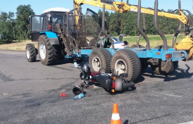 ДТП в Брагинском районе: мотоциклист попал под трактор и выжил