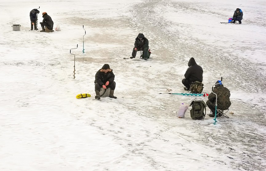 В МЧС напомнили рыбакам правила поведения на льду