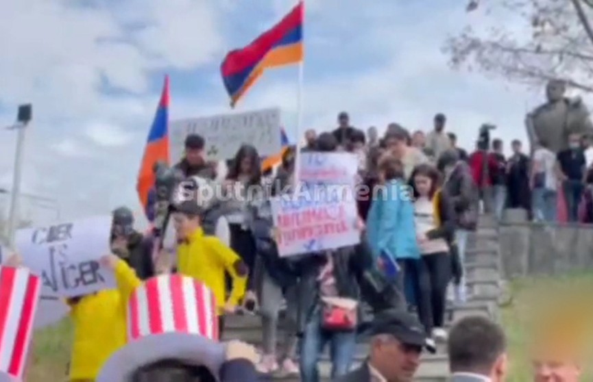 «Нет биологическому оружию!»: в Армении прошла акция протеста