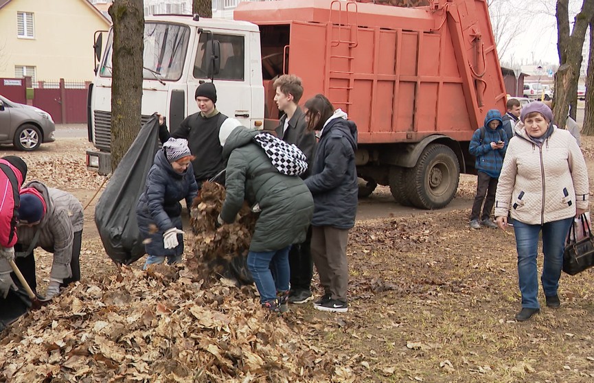 Работники Мингорисполкома провели субботник в мемориальном комплексе «Тростенец»