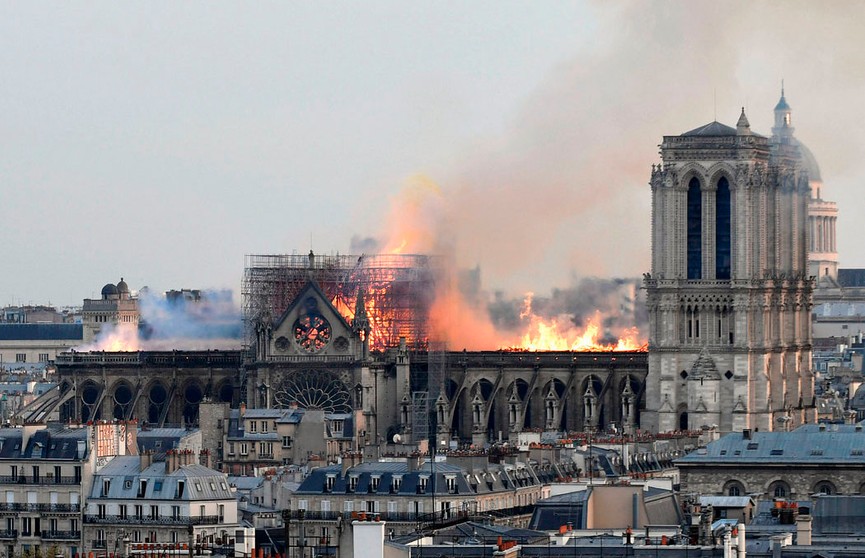 Эвакуация в центре Парижа: при пожаре в Нотр-Даме в почве осело 300 тонн свинца