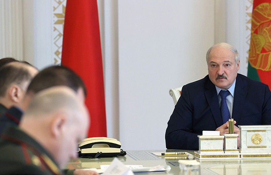 Лукашенко: одни «бабки косят» за границей, а других «на вилы» бросают!