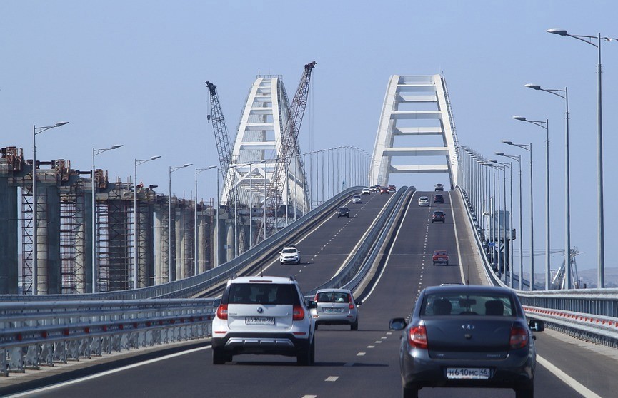 Движение на Крымском мосту временно приостановили