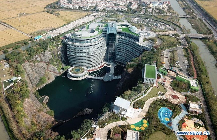 В Китае открыли 18-этажный отель внутри заброшенного карьера