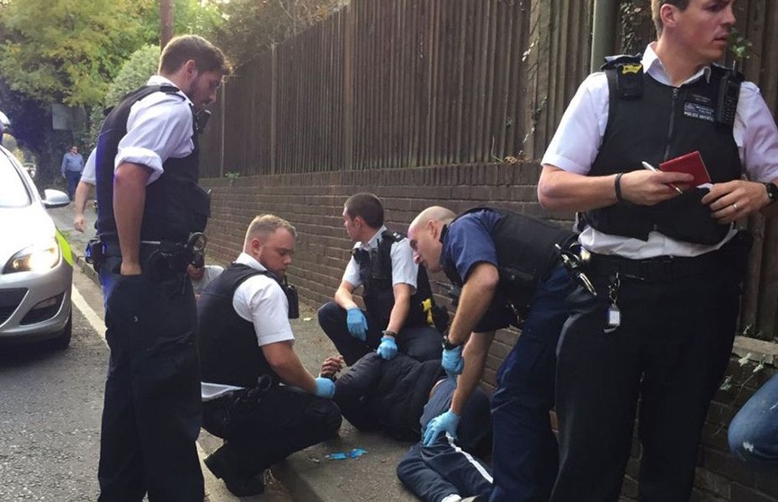 Мужчина с отвёрткой набросился на полицейских в Лондоне