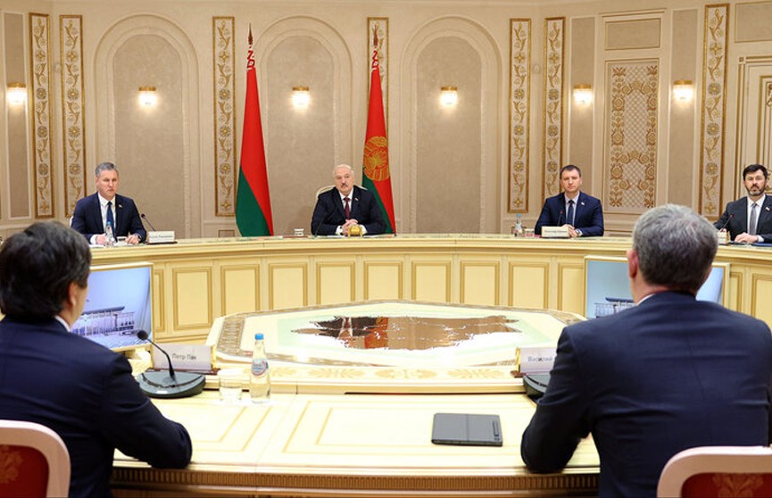 Александр Лукашенко провел переговоры с губернатором Амурской области. Какие темы были в центре внимания