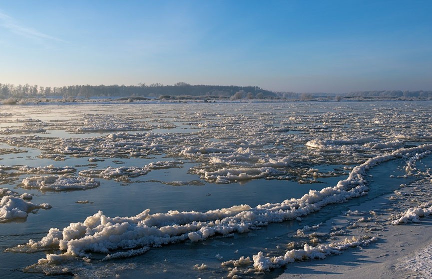 Во Владивостоке школьники оказались на льдине, уплывающей от берега
