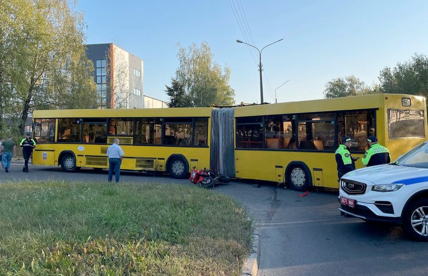 Мотоцикл врезался в автобус в Минске: есть пострадавший