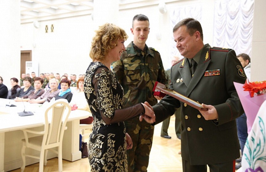 Министр обороны Беларуси наградил отличников срочной службы и их матерей