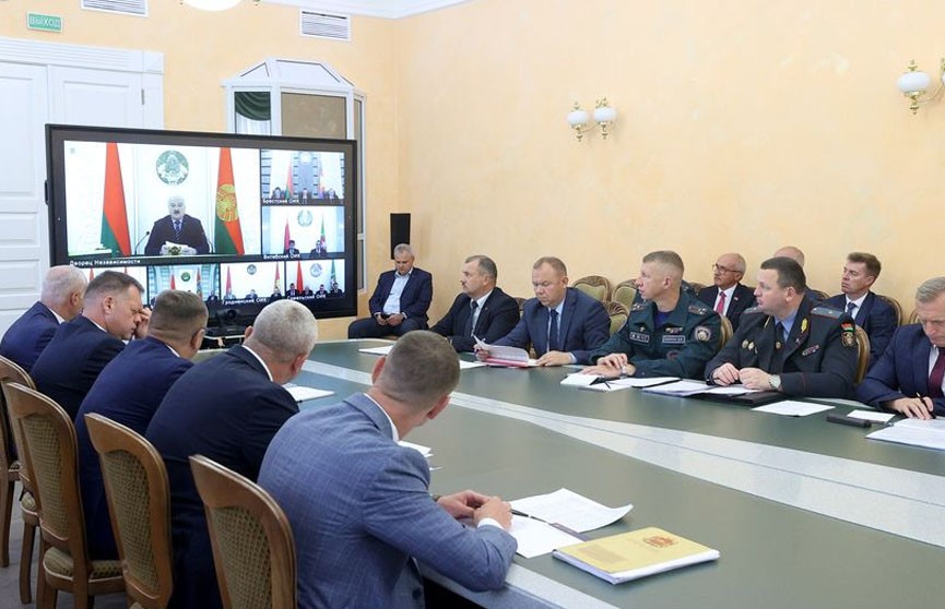 А. Лукашенко рассказал, почему «колошматил» губернаторов в первые дни ликвидации последствий непогоды