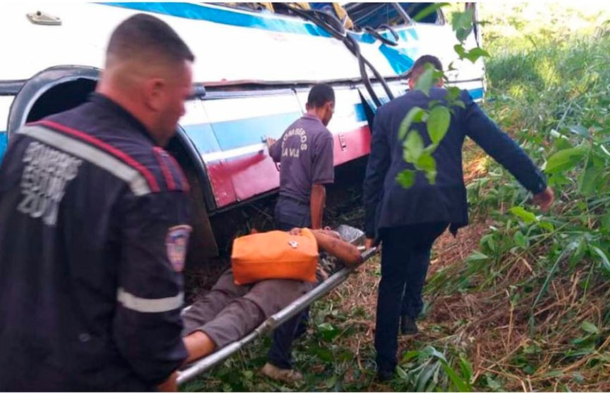 16 человек погибли в аварии с автобусом в Венесуэле