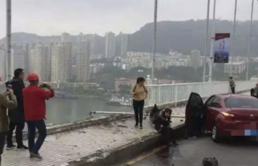 Автобус с пассажирами упал с моста в Китае: есть жертвы