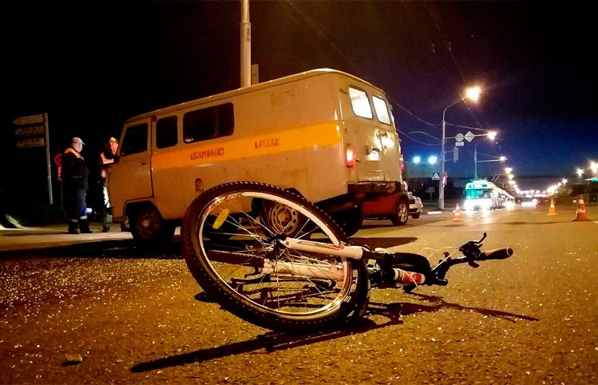 На проспекте Рокоссовского УАЗ сбил переезжавшего на красный велосипедиста