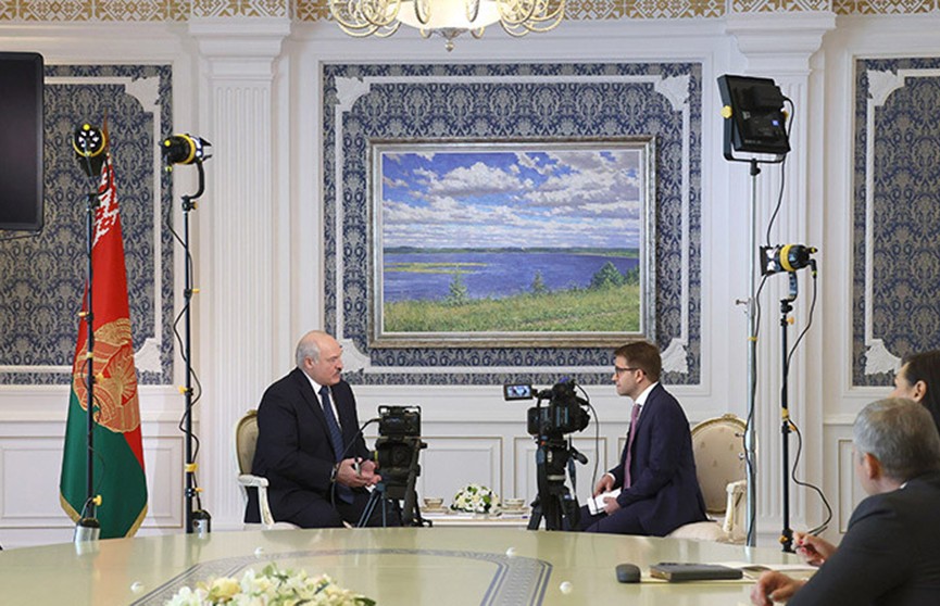 Лукашенко – западным СМИ: Зачем вы оскорбляете Путина? Над Байденом у нас никто не смеялся!