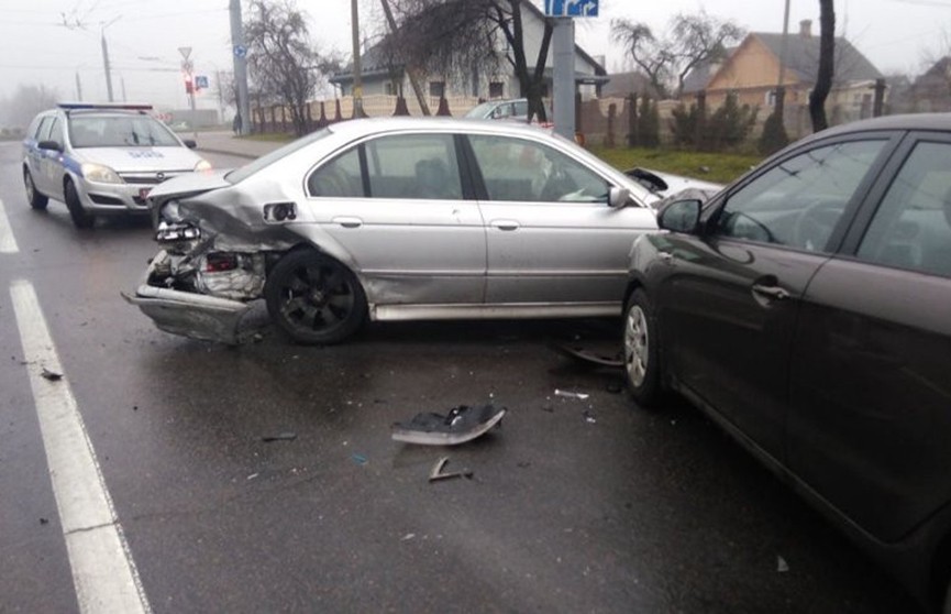 ДТП в Гродно: BMW на летней резине спровоцировал тройную аварию