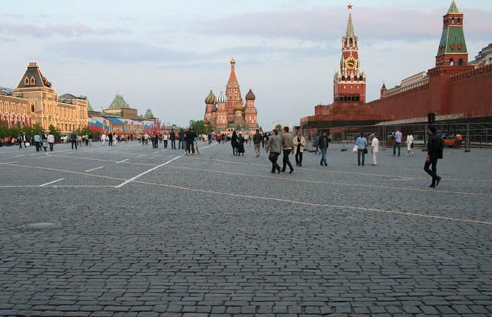 В Москве полицейские задержали гражданку США, которая выгуливала на Красной площади теленка