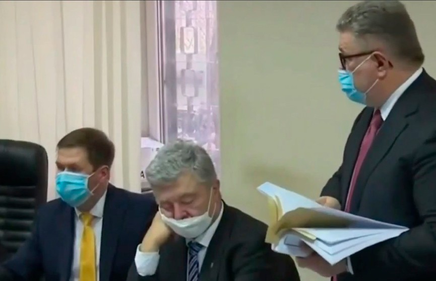 Петр Порошенко уснул в суде