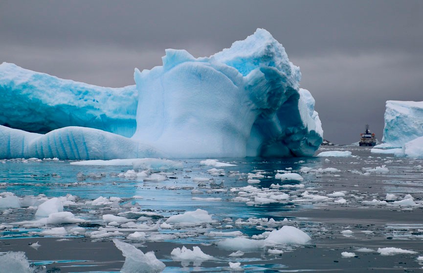 В Антарктиде задрейфовал крупнейший на планете айсберг размером с два Петербурга
