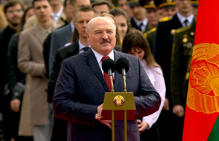 Лукашенко принял участие в торжественном ритуале чествования государственных символов в Минске