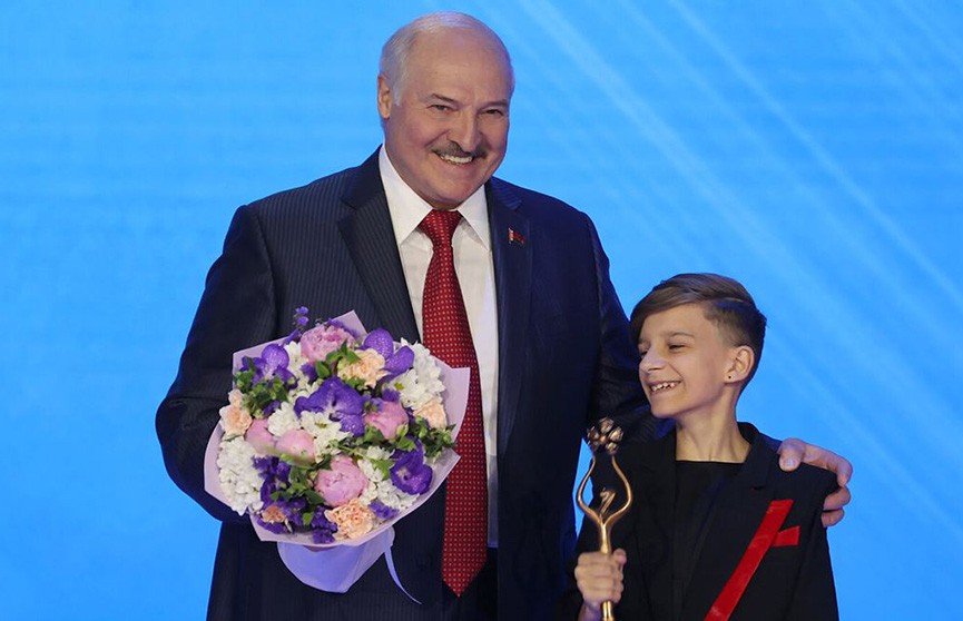 Лукашенко вручил Гран-при детского конкурса «Славянского базара» белорусу Елисею Касичу