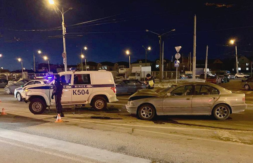 В Минске столкнулись BMW и милицейский автомобиль