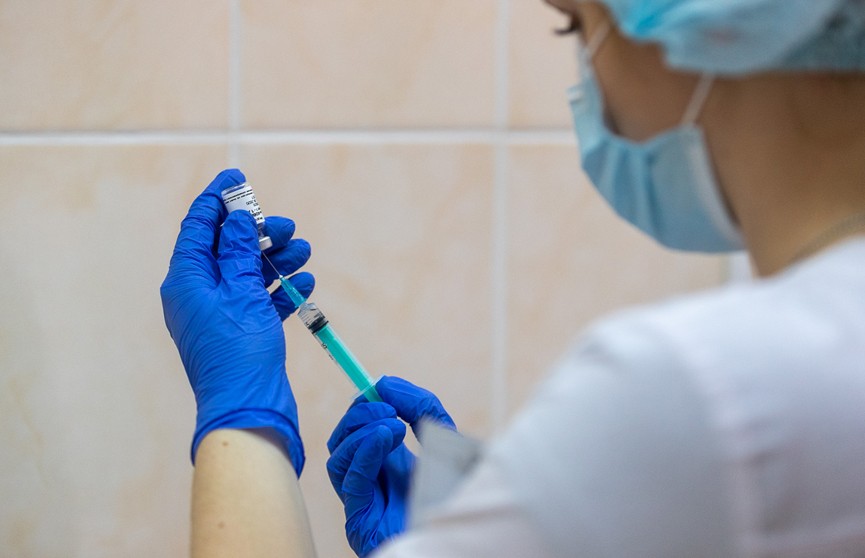 Завершается плановая вакцинация от COVID-19 медработников Беларуси
