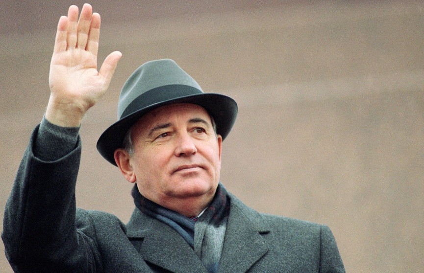 Макрон: память о Горбачеве должна вернуть политиков на путь разума и диалога
