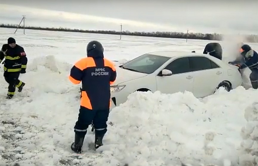 Кубань замело: более 700 автомобилей застряли в снежных заторах в Краснодарском крае