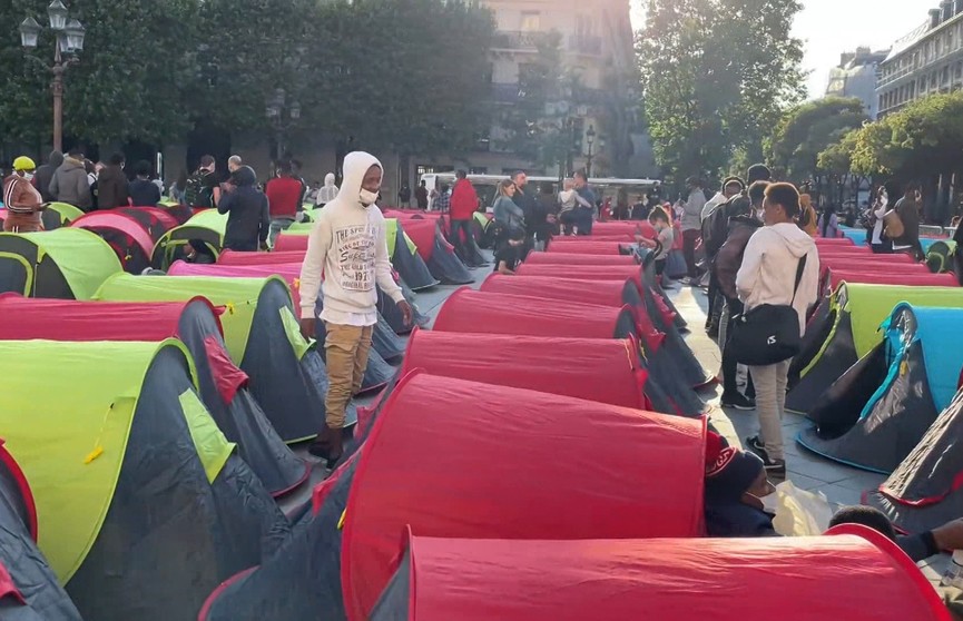 Спонтанный палаточный лагерь мигрантов вырос перед мэрией Парижа