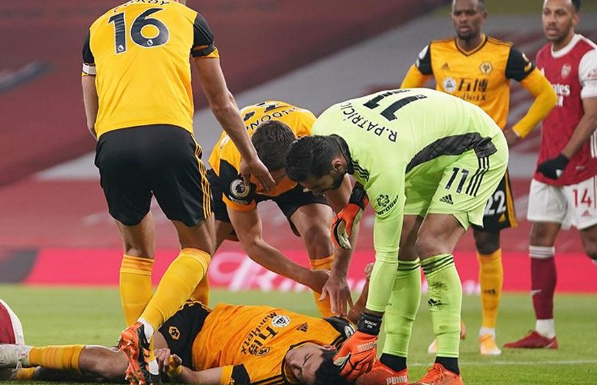 Футболист потерял сознание во время матча чемпионата Англии