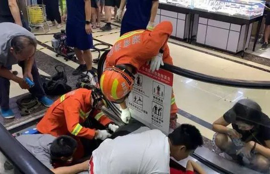 Инцидент в Китае: руку ребенка затянуло в эскалатор
