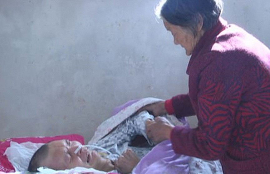В Китае пожилая женщина 12 лет ждала выхода сына из комы