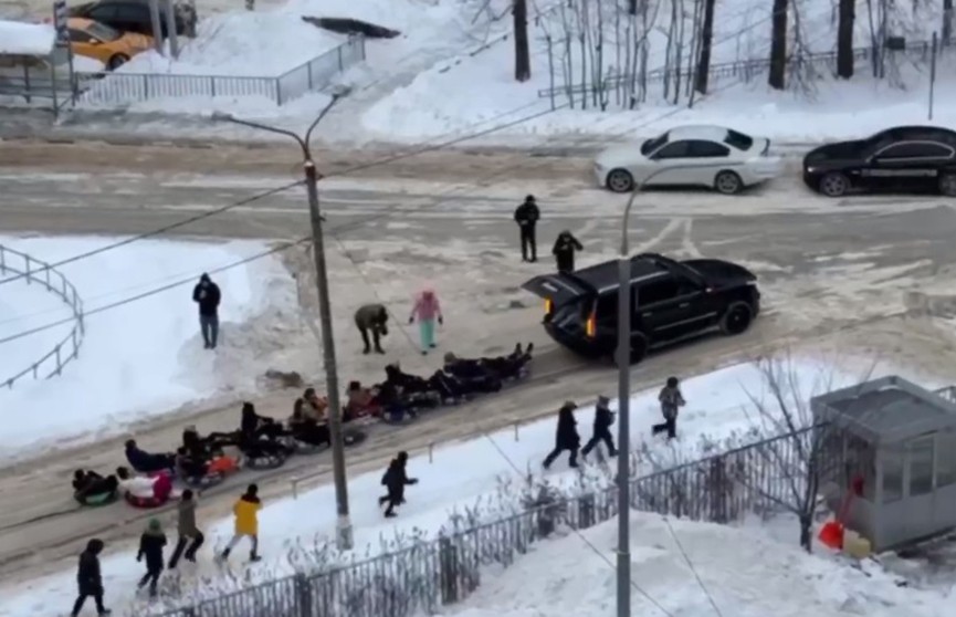 В Мытищах водитель привязал к авто более 10 тюбингов и катал детей по городу