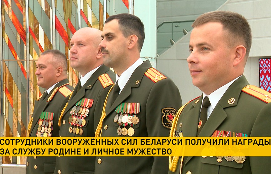 Министр обороны вручил награду лейтенанту, спасшему солдата на тренировке в Печах
