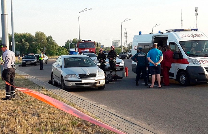 Мотоциклист погиб, врезавшись в припаркованное авто в Гомеле