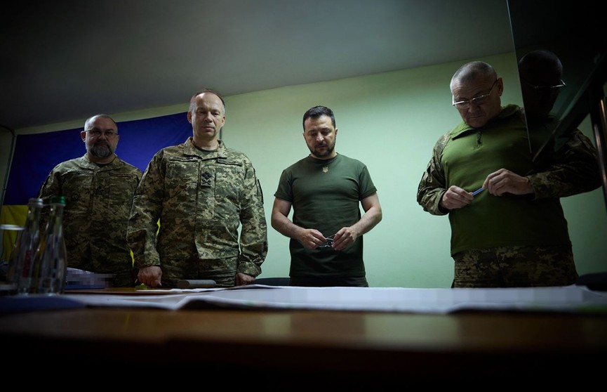 Зеленский опубликовал фото совещания с военными