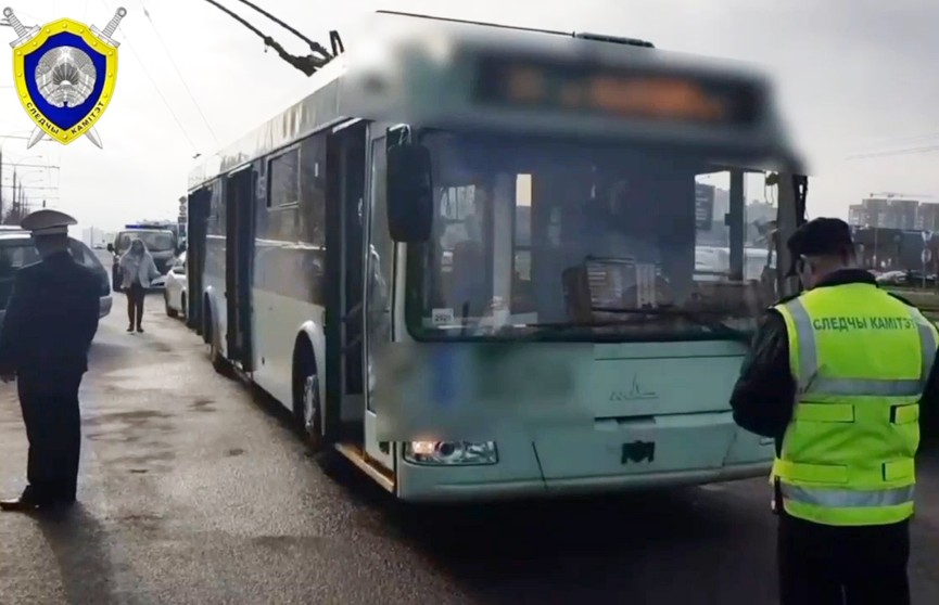В Минске резко затормозил троллейбус, из-за чего в салоне погиб пассажир
