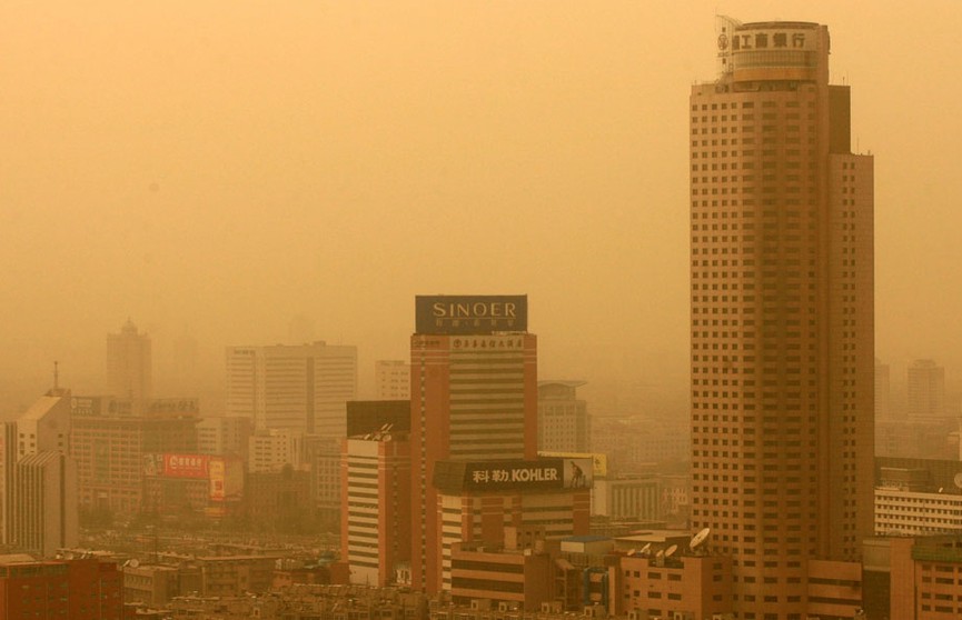 Песчаная буря в Китае попала на видео. Посмотрите, это не фильм-катастрофа, а реальность!