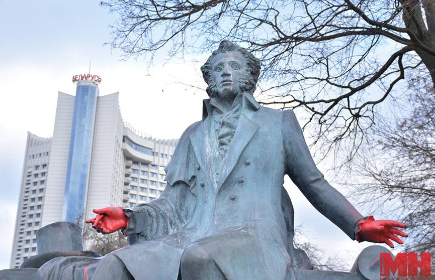 Вандалы раскрасили памятник Пушкину красной краской