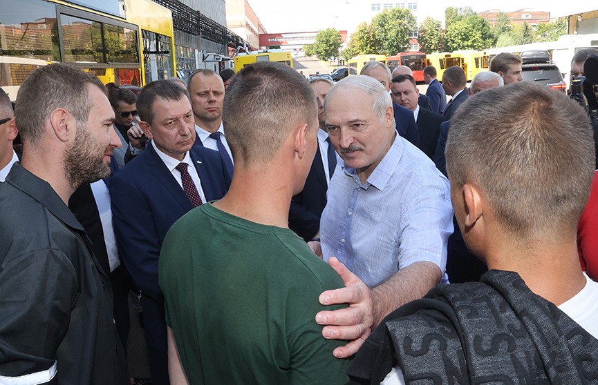 Лукашенко посетил МЗКТ и ответил работникам завода на острые вопросы об обстановке в стране