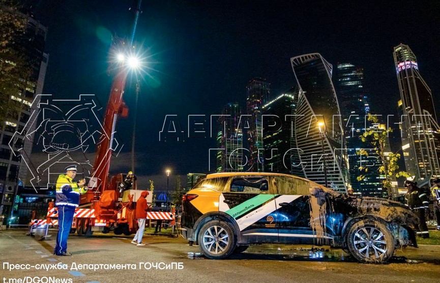 Легковой автомобиль упал в Москву-реку