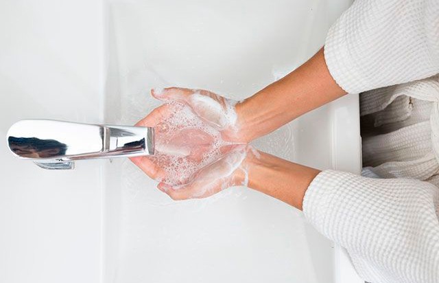 Сколько раз в день нужно мыть руки и пользоваться антисептиком, чтобы не навредить себе