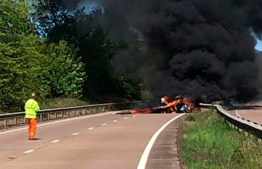 Легкомоторный самолёт упал на шоссе в Великобритании