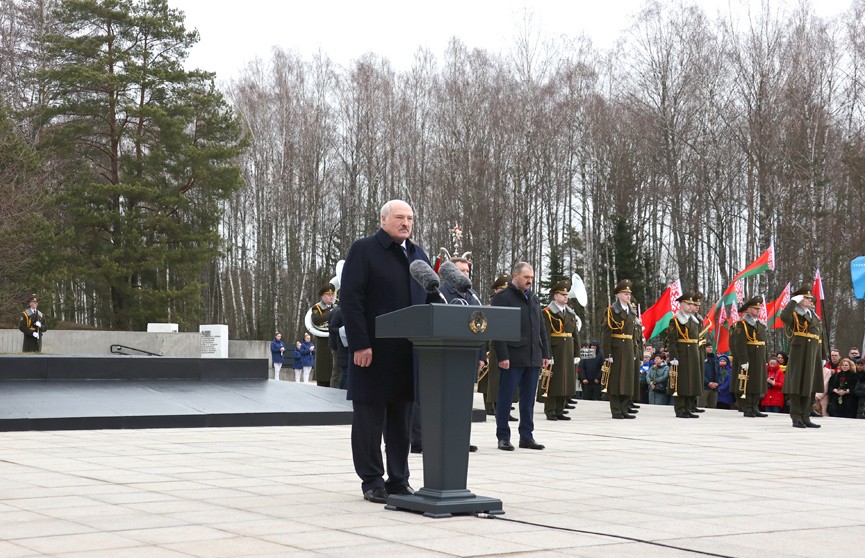 Лукашенко посетил «Хатынь»: если забудем дорогу сюда – все повторится, нам надо этого избежать