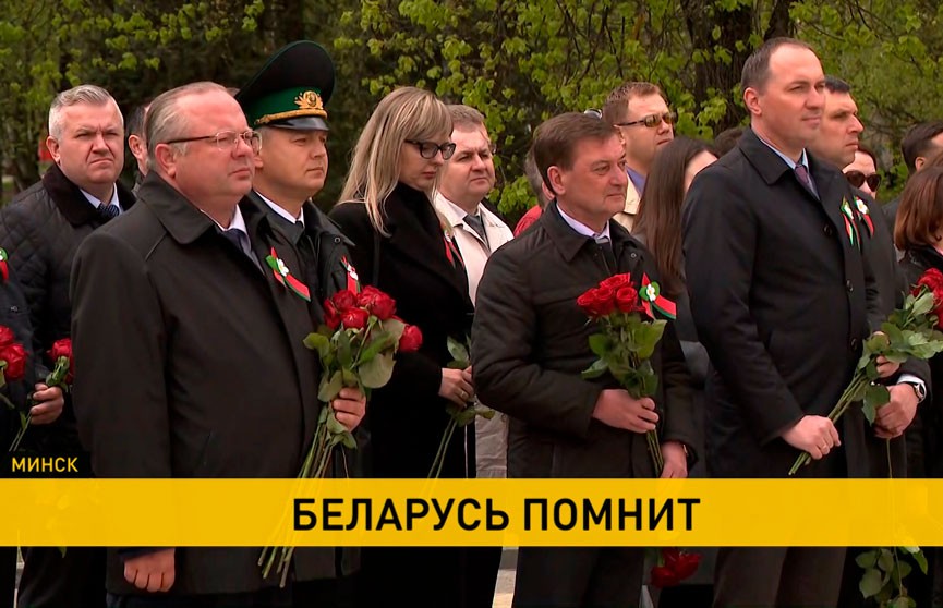 У памятника воинам-освободителям в Большом Тростенце прошел митинг-реквием