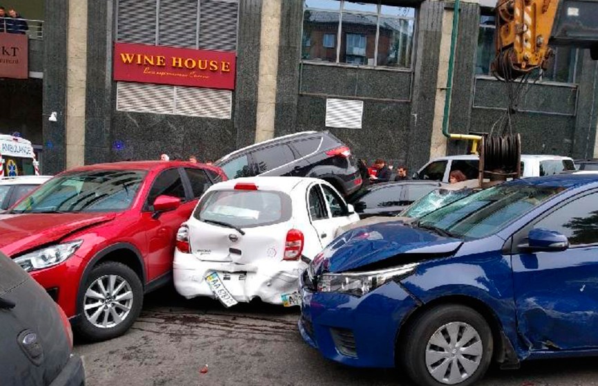 Массовая авария в Киеве: автокран смял около 20 автомобилей
