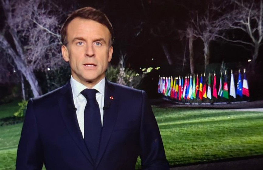 Макрона обвинили в осквернении флага Франции во время новогоднего выступления