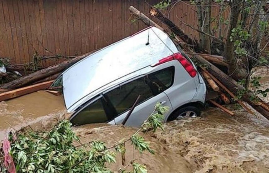 В Чехии ливни привели к наводнениям, потоки воды уносили машины