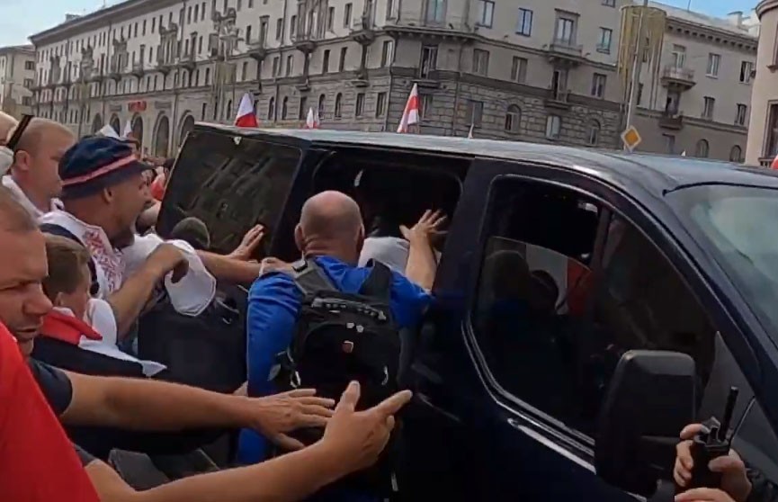 МВД: толпа людей набросилась на служебный автомобиль милиции в Минске