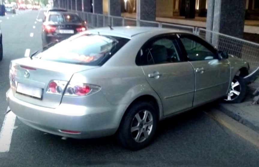 В Минске на Немиге Lada отправила Mazda в ограждение (ВИДЕО)